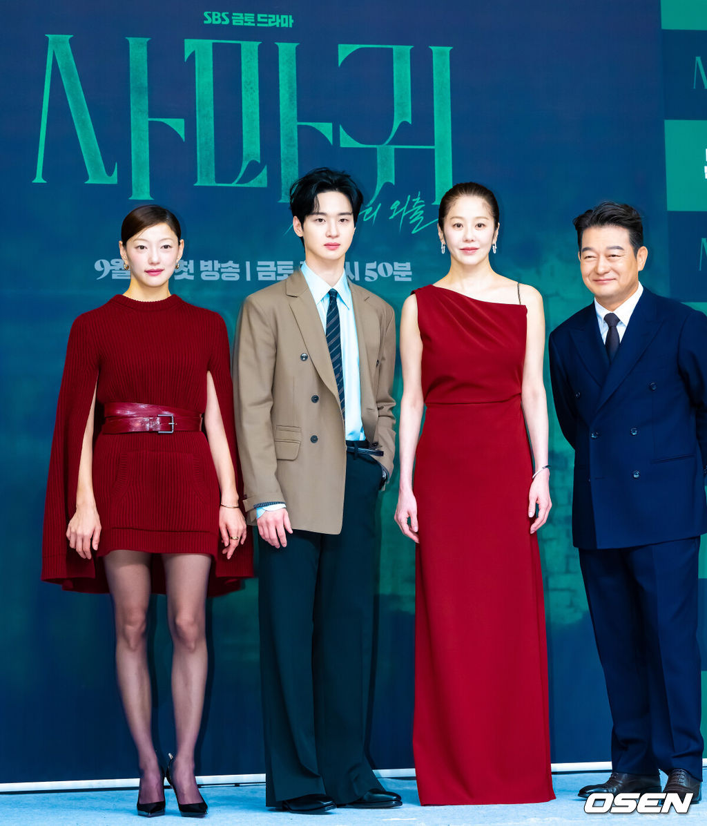 4일 오후 서울 목동 SBS 사옥에서 SBS 금토드라마 ‘사마귀: 살인자의 외출’ 제작발표회가 진행됐다.   배우 고현정과 장동윤이 출연하는 드라마 ‘사마귀: 살인자의 외출’은 잔혹한 연쇄살인마 ‘사마귀’가 잡힌 지 20여 년이 지나 모방범죄가 발생하고, 이 사건 해결을 위해 한 형사가 평생 증오한 ‘사마귀’인 엄마와 예상 못한 공조수사를 펼치며 벌어지는 고밀도 범죄 스릴러다.배우 이엘과 장동윤, 고현정, 조성하가 포즈를 취하고 있다.   2025.09.04 / soul1014@osen.co.kr