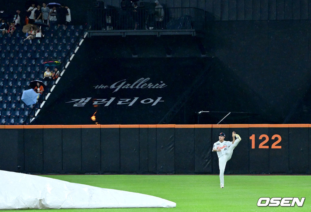 처음 나서는 것처럼 외야에서 몸을 푸는 정우주.