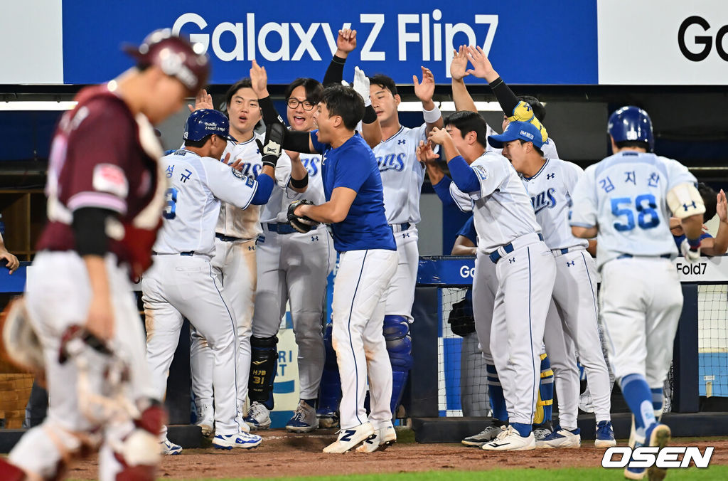 3일 대구삼성라이온즈파크에서 2025 신한 SOL 뱅크 KBO 리그 삼성 라이온즈와 키움 히어로즈의 경기가 열렸다. 홈팀 삼성은 가라비토가, 방문팀 키움은 하영민이 선발 출전했다. 삼성 라이온즈 이성규가 8회말 무사 3루 김지찬의 중견수 희생플라이때 득점을 올리고 동료들의 축하를 받고 있다. 2025.09.03 / foto0307@osen.co.kr