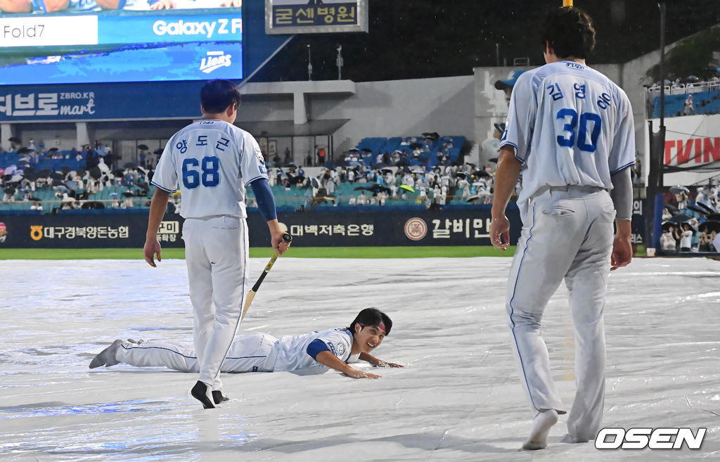 4일 대구삼성라이온즈파크에서 2025 신한 SOL 뱅크 KBO 리그 삼성 라이온즈와 키움 히어로즈의 경기가 우천 취소됐다. 홈팀 삼성은 최원태가, 방문팀 키움은 정현우가 선발 출전 예정이었다. 삼성 라이온즈 이재현, 김영웅, 양도근이 우천 취소 세리머니를 하고 있다. 2025.09.04 / foto0307@osen.co.kr