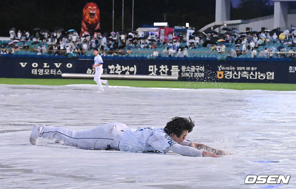 4일 대구삼성라이온즈파크에서 2025 신한 SOL 뱅크 KBO 리그 삼성 라이온즈와 키움 히어로즈의 경기가 우천 취소됐다. 홈팀 삼성은 최원태가, 방문팀 키움은 정현우가 선발 출전 예정이었다. 삼성 라이온즈 김영웅이 우천 취소 세리머니를 하고 있다. 2025.09.04 / foto0307@osen.co.kr