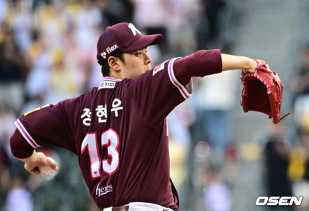 29일 오후 서울 잠실구장에서 ‘2025 신한 SOL Bank KBO리그’ LG 트윈스와 키움 히어로즈의 경기가 열렸다.홈팀 LG는 임찬규, 방문팀 키움은 정현우를 선발로 내세웠다.1회말 키움 정현우가 역투하고 있다. 2025.08.29 /cej@osen.co.kr