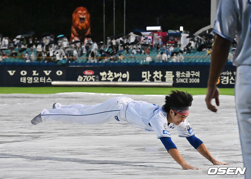 4일 대구삼성라이온즈파크에서 2025 신한 SOL 뱅크 KBO 리그 삼성 라이온즈와 키움 히어로즈의 경기가 우천 취소됐다. 홈팀 삼성은 최원태가, 방문팀 키움은 정현우가 선발 출전 예정이었다. 삼성 라이온즈 이재현이 우천 취소 세리머니를 하고 있다. 2025.09.04 / foto0307@osen.co.kr