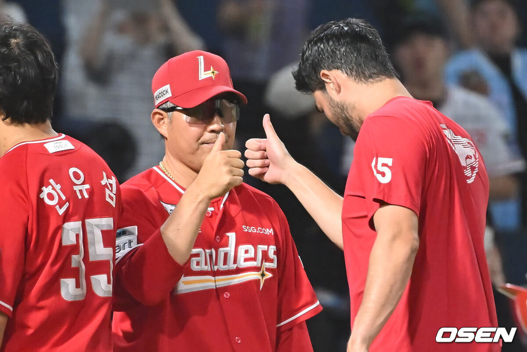 5일 창원NC파크에서 2025 신한 SOL 뱅크 KBO 리그 NC 다이노스와 SSG 랜더스의 경기가 열렸다. 홈팀 NC는 조민석이, 방문팀 SSG는 화이트가 선발 출전했다. SSG 랜더스 이숭용 감독이 NC 다이노스에 6-1로 승리한 후 화이트와 하이파이브를 하고 있다. 2025.07.05 / foto0307@osen.co.kr