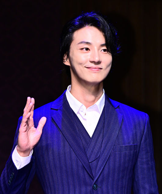10일 오후 서울 강서구 마곡동 LG아트센터 U+스테이지에서 연극 '사의 찬미' 프레스콜이 열렸다.‘사의 찬미’는 1920년, 격동의 시대를 살아간 젊은이들의 사랑과 자유, 예술에 대한 열망을 그린 연극이다.배우 윤시윤이 포토타임을 하고 있다. 2025.07.10 / jpnews@osen.co.kr