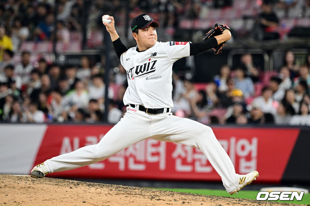 3일 오후 수원KT위즈파크에서 ‘2025 신한 SOL BANK KBO리그’ KT 위즈와 롯데 자이언츠의 경기가 진행됐다.이날 경기에 KT는 헤이수스, 롯데는 감보아를 선발투수로 내세웠다. 6회말 무사 2루에서 KT 손동현이 역투하고 있다. 2025.09.03 /cej@osen.co.kr