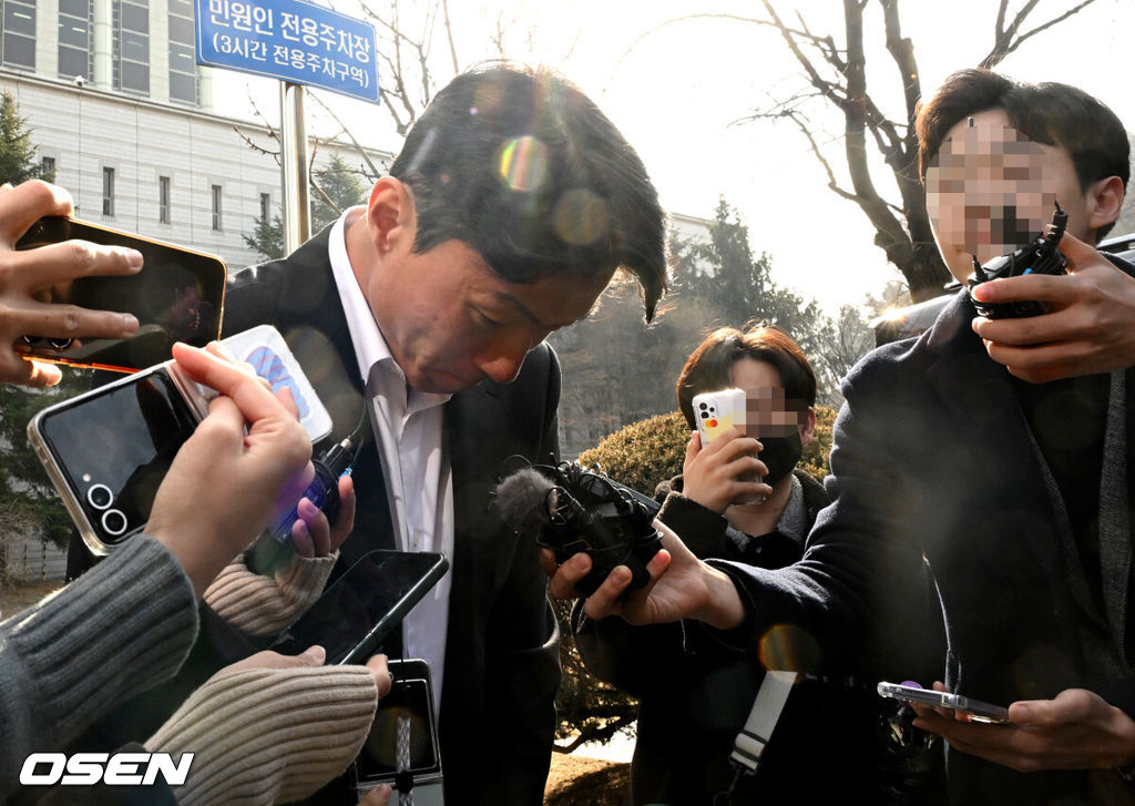 축구 선수 황의조(알라니아스포르)가 14일 서울 서초구 서울중앙지법에서 열린 1심 선고 공판에 출석했다.성폭력범죄의처벌등에관한특례법위반 협의로 기소된 황의조는 1심에서 징역 1년에 집행유예 2년을 선고 받았다. 황의조가 1심 선고 공판을 마치고 취재진에 둘러싸여 질문에 답을 하고 있다. 2025.02.14 /jpnews@osen.co.kr