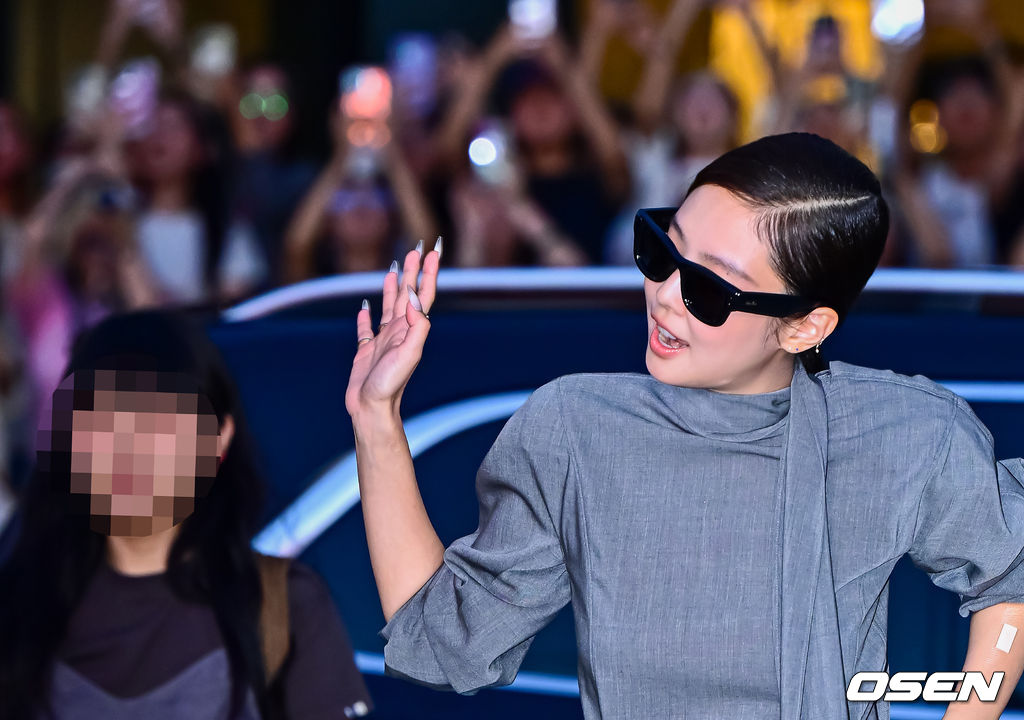 4일 오후 서울 성동구 성수동의 한 팝업 스토어에서 글로벌 아이웨어 레이밴 포토콜 행사가 열렸다.이날 전 세계적으로 주목받는 글로벌 아티스트이자 패션 아이콘 제니가 참석했다.가수 블랙핑크 제니가 포토타임을 하고 있다. 2025.09.04 /jpnews@osen.co.kr