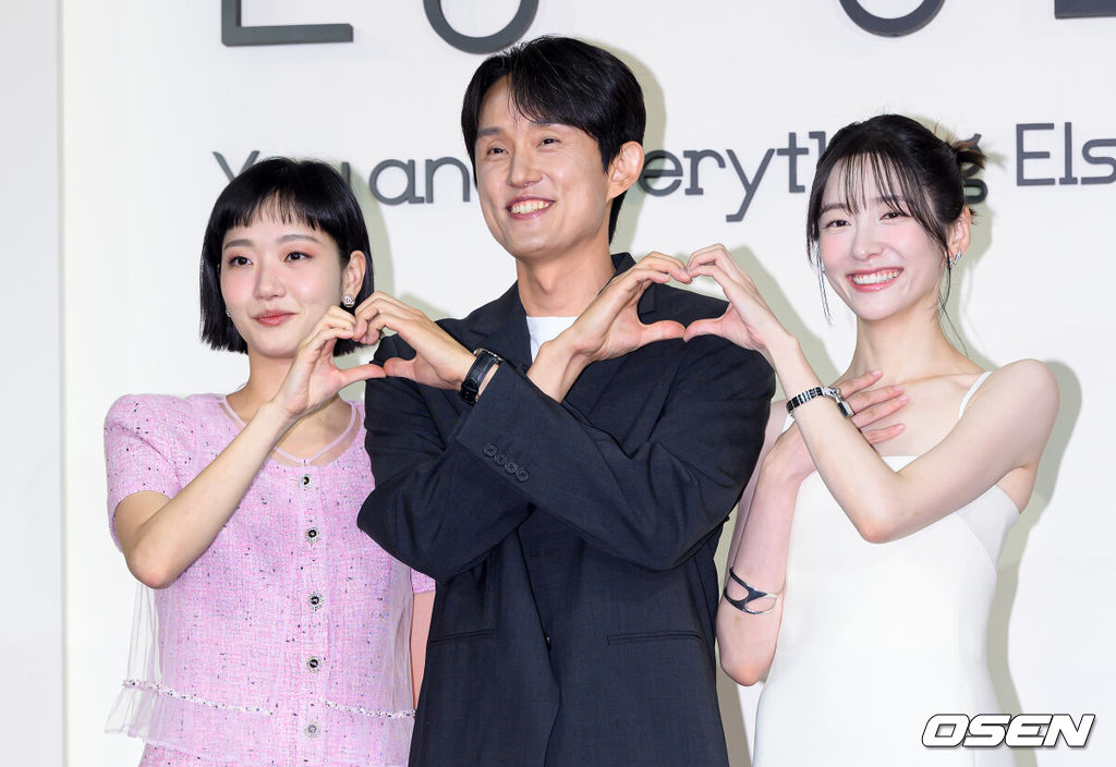 5일 서울 중구 엠베서더 서울 풀만 호텔에서 넷플릭스 시리즈 '은중과 상연' 제작발표회가 열렸다. '은중과 상연'은 매 순간 서로를 가장 좋아하고 동경하며, 또 질투하고 미워하며 일생에 걸쳐 얽히고설킨 두 친구, 은중과 상연의 모든 시간들을 마주하는 이야기를 그린 넷플릭스 시리즈다. 배우 김고은, 조영민 감독, 박지현이 포토타임을 가지고 있다. 2025.09.05 /sunday@osen.co.kr
