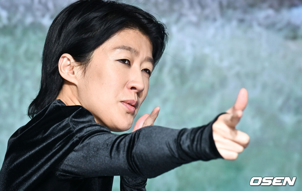 넷플릭스 오리지널 '솔로지옥4’ 제작발표회가 8일 서울 마포구 호텔 나루 엠갤러리에서 열렸다.‘솔로지옥4’는 커플이 되어야만 나갈 수 있는 외딴 섬, ‘지옥도’에서 펼쳐질 솔로들의 솔직하고 화끈한 데이팅 리얼리티쇼다.홍진경이 포즈를 취하고 있다. 2025.01.08. /cej@osen.co.kr