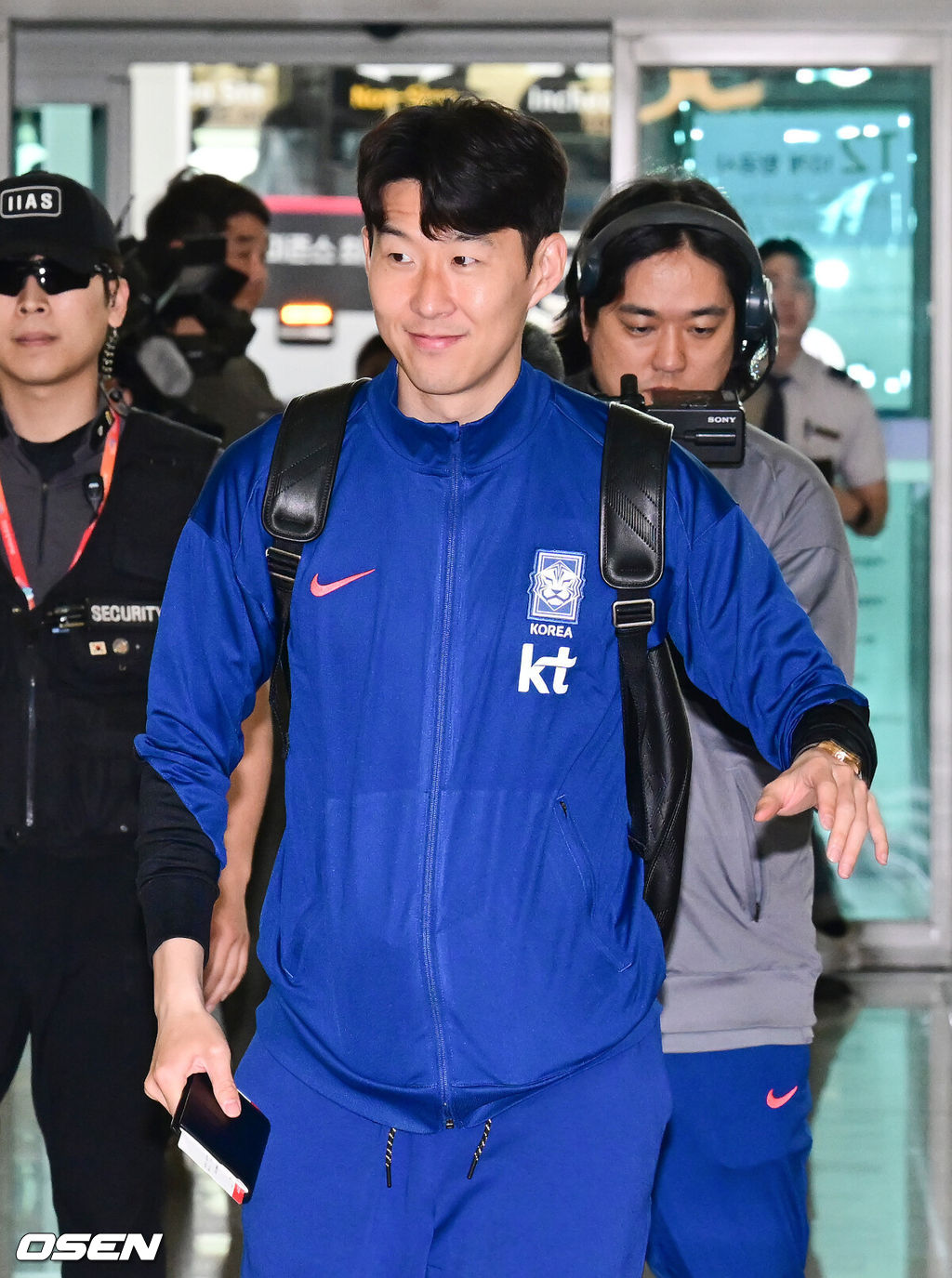 대한민국 축구 국가대표팀이 6일 오전 3시 15분(한국시간) 이라크와 2026 국제축구연맹(FIFA) 북중미 월드컵 아시아 3차 예선 B조 경기를 치르기 위해 이라크 원정 출국길에 올랐다.한국은 B조에서 선두(4승 4무, 승점 16)를 달리고 있다. 2위는 요르단(승점 13), 3위는 이라크(승점 12). 홍명보호는 남은 2경기에서 승점 1만 추가하면 11회 연속 본선 진출을 확정한다.축구대표팀 손흥민이 출국장으로 향하고 있다. 2025.06.02 / ksl0919@osen.co.kr