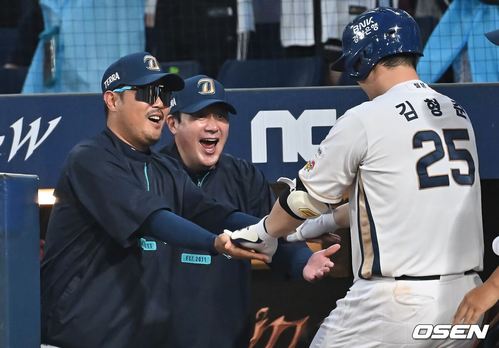 21일 창원NC파크에서 2025 신한 SOL 뱅크 KBO 리그 NC 다이노스와 삼성 라이온즈의 경기가 열렸다. 홈팀 NC는 로건이, 방문팀 삼성은 가라비토가 선발 출전했다. NC 다이노스 김형준이 3회말 중월 솔로 홈런을 치고 이호준 감독과 기쁨을 나누고 있다. 2025.08.21 / foto0307@osen.co.kr