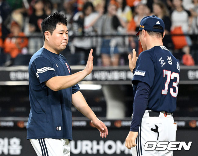[OSEN=대전, 이대선 기자] 프로야구 두산 베어스가 파죽의 6연승을 질주했다. 장단 16안타 13득점을 폭발한 가운데 토종 에이스 곽빈도 60일 만에 웃었다. 두산은 20일 대전 한화생명볼파크에서 열린 2025 신한 SOL Bank KBO리그 한화 이글스와의 원정경기를 13-9로 승리했다.경기 종료 후 두산 조성환 감독대행이 양의지와 승리의 기쁨을 나누고 있다. 2025.08.20 /sunday@osen.co.kr