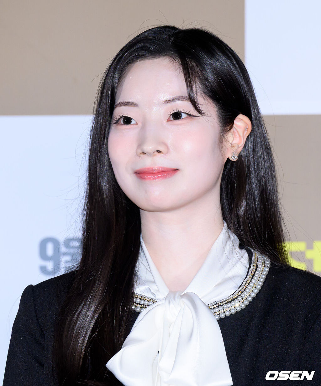5일 서울 송파구 롯데시네마 월드타워점에서 영화 '전력질주' 언론시사회가 열렸다.영화 ‘전력질주’(감독 이승훈)는 현재를 달리는 남자와 미래를 달리는 남자, 시간을 달리는 그들의 완벽한 엔딩을 위한 전력질주를 그린 러닝드라마로 오는 9월 10일 롯데시네마에서 단독 개봉한다.트와이스 다현이 취재진의 질문을 듣고 있다. 2025.09.05 /sunday@osen.co.kr