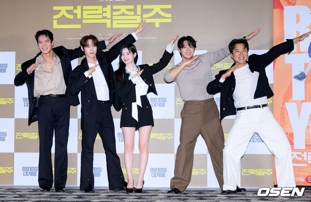 5일 서울 송파구 롯데시네마 월드타워점에서 영화 '전력질주' 언론시사회가 열렸다.영화 ‘전력질주’(감독 이승훈)는 현재를 달리는 남자와 미래를 달리는 남자, 시간을 달리는 그들의 완벽한 엔딩을 위한 전력질주를 그린 러닝드라마로 오는 9월 10일 롯데시네마에서 단독 개봉한다.배우 하석진, 윤서빈, 트와이스 다현, 이신영, 이순원이 포토타임을 가지고 있다. 2025.09.05 /sunday@osen.co.kr