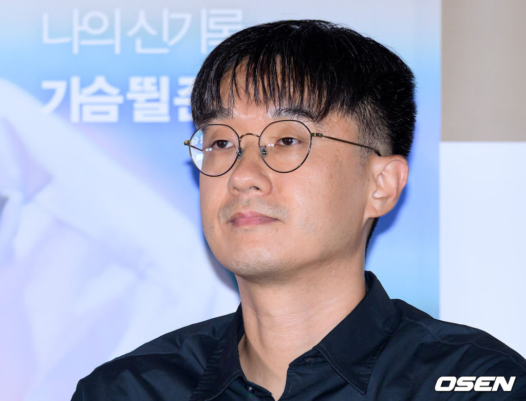 5일 서울 송파구 롯데시네마 월드타워점에서 영화 '전력질주' 언론시사회가 열렸다.영화 ‘전력질주’(감독 이승훈)는 현재를 달리는 남자와 미래를 달리는 남자, 시간을 달리는 그들의 완벽한 엔딩을 위한 전력질주를 그린 러닝드라마로 오는 9월 10일 롯데시네마에서 단독 개봉한다.이승훈 감독이 취재진의 질문을 듣고 있다. 2025.09.05 /sunday@osen.co.kr
