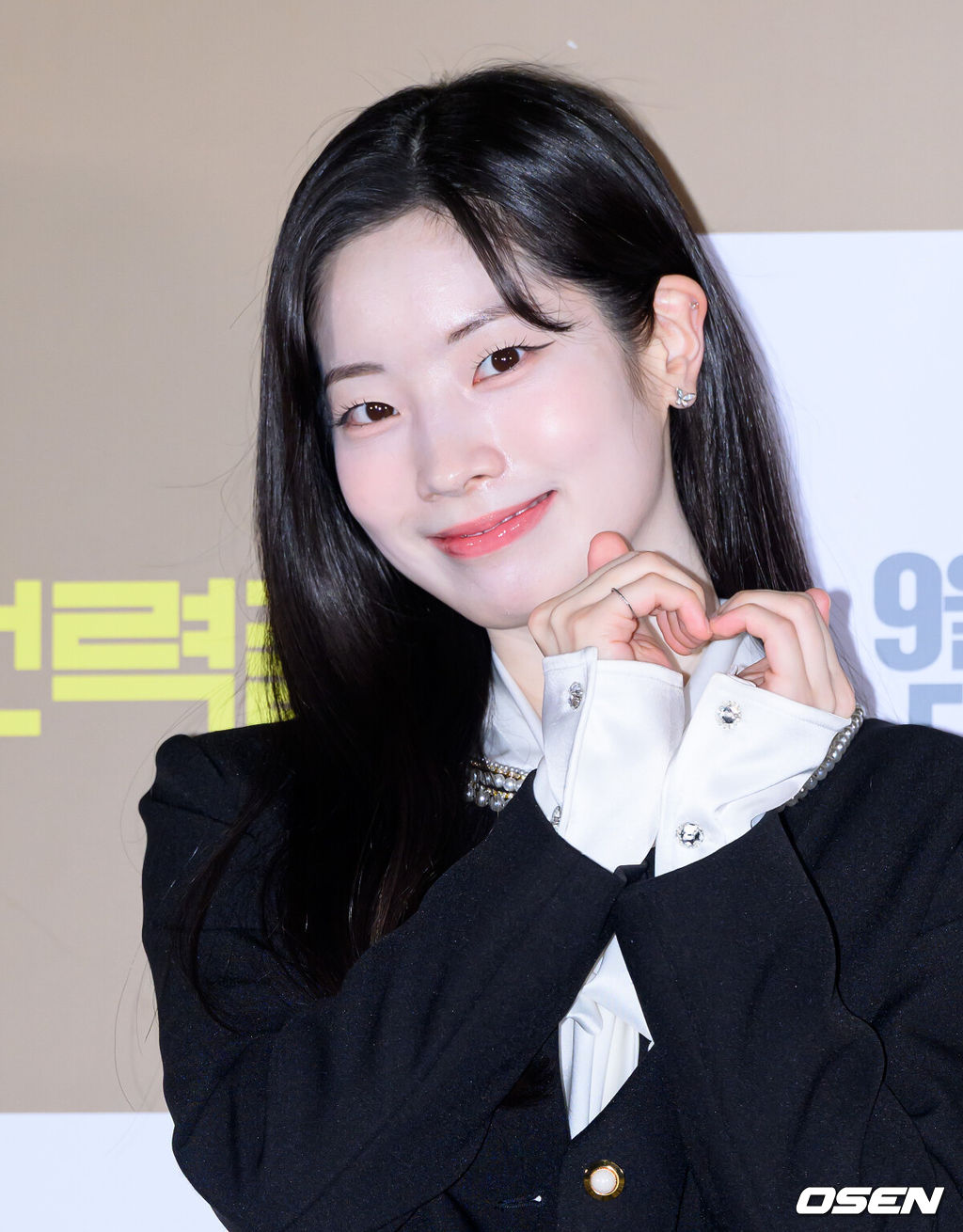 5일 서울 송파구 롯데시네마 월드타워점에서 영화 '전력질주' 언론시사회가 열렸다.영화 ‘전력질주’(감독 이승훈)는 현재를 달리는 남자와 미래를 달리는 남자, 시간을 달리는 그들의 완벽한 엔딩을 위한 전력질주를 그린 러닝드라마로 오는 9월 10일 롯데시네마에서 단독 개봉한다.트와이스 다현이 포토타임을 가지고 있다. 2025.09.05 /sunday@osen.co.kr