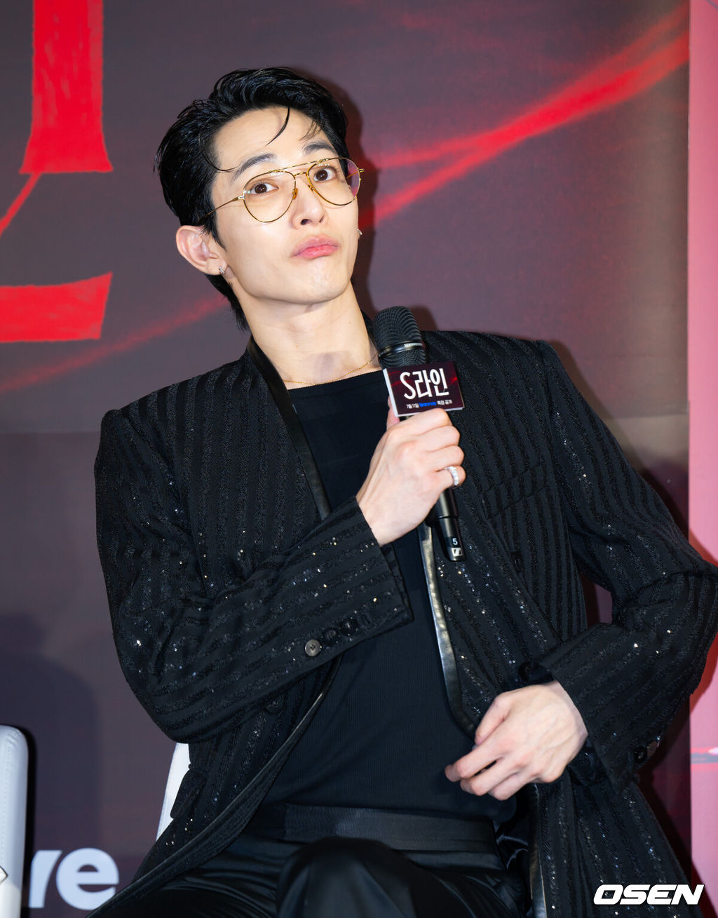 7일 오후 서울 용산구 한강대로 CGV 용산아이파크몰에서 영화 웨이브 오리지널 ‘S라인’ 언론시사회 및 제작발표회가 열렸다. 드라마 ‘S라인’은 성적 관계를 맺은 사람들 사이에 연결된 붉은 선, 일명 S라인이 보이기 시작하면서 감춰졌던 진실과 금지된 욕망이 드러나는 판타지 스릴러다.배우 이수혁이 생각에 잠겨 있다. 2025.07.07 / ksl0919@osen.co.kr