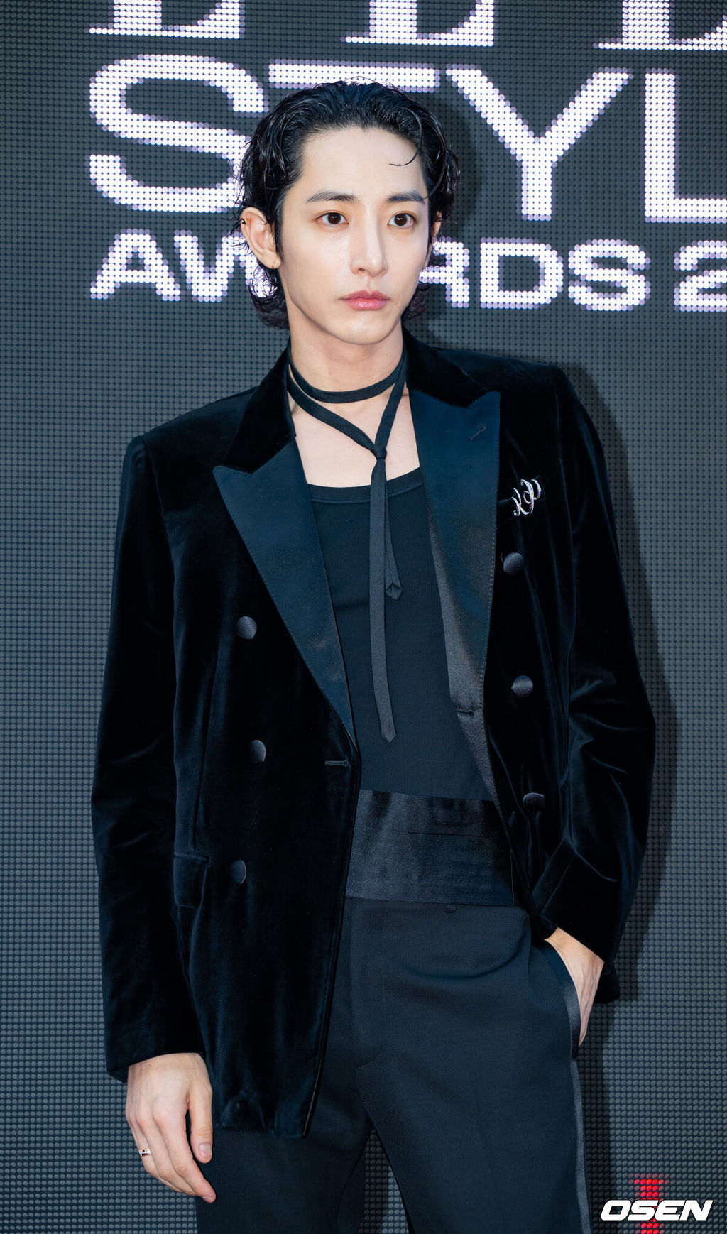 17일 오후 서울 성수동 에스팩토리에서 엘르 스타일 어워즈 포토콜 행사가 열렸다.이 자리에는 배우 하정우, 이하늬, 이제훈, 고민시, 안보현, 임지연, 이수혁, 가수 CL, 성시경, 장기하, 에이티즈 산, 가수 겸 배우 혜리 등이 참석했다.배우 이수혁이 포즈를 취하고 있다. 2024.10.17 / rumi@osen.co.kr