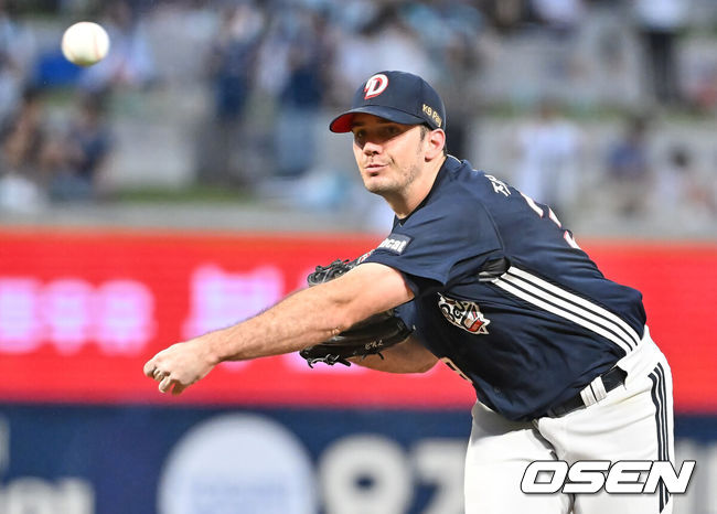 [OSEN=창원, 이석우 기자] 5일 창원NC파크에서 2025 신한 SOL 뱅크 KBO 리그 NC 다이노스와 두산 베어스의 경기가 열렸다. 홈팀 NC는 로건이, 방문팀 두산은 잭로그가 선발 출전했다. 두산 베어스 선발투수 잭로그가 역투하고 있다. 2025.09.05 / foto0307@osen.co.kr