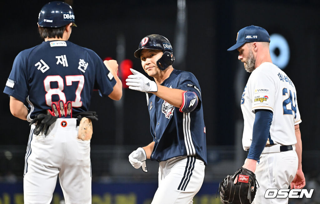 5일 창원NC파크에서 2025 신한 SOL 뱅크 KBO 리그 NC 다이노스와 두산 베어스의 경기가 열렸다. 홈팀 NC는 로건이, 방문팀 두산은 잭로그가 선발 출전했다. 두산 베어스 박계범이 7회초 1사 중견수 오른쪽 안타를 치고 하이파이브를 하고 있다. 2025.09.05 / foto0307@osen.co.kr