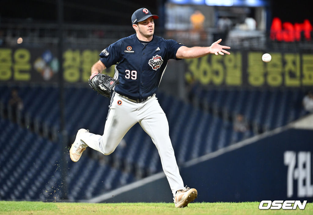 5일 창원NC파크에서 2025 신한 SOL 뱅크 KBO 리그 NC 다이노스와 두산 베어스의 경기가 열렸다. 홈팀 NC는 로건이, 방문팀 두산은 잭로그가 선발 출전했다. 두산 베어스 잭로그가 5회말 2사 만루 NC 다이노스 권희동의 투수 앞 타구를 잡아 1루에 던지고 있다. 2025.09.05 / foto0307@osen.co.kr