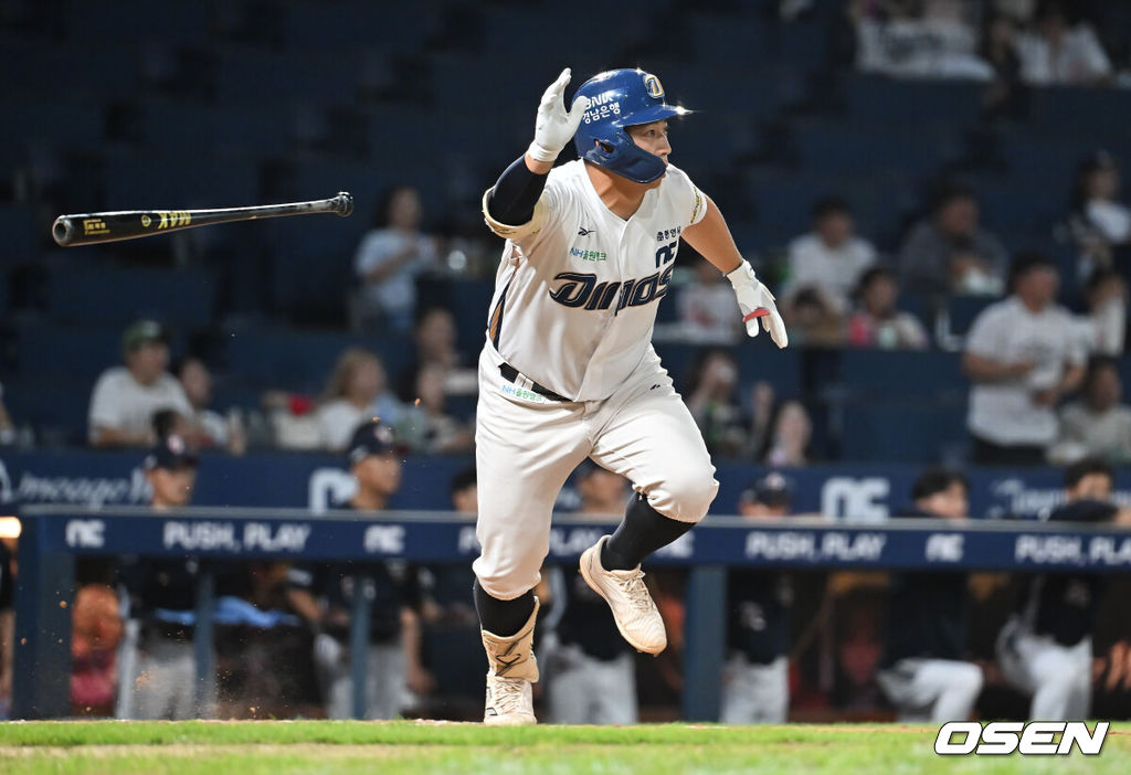 5일 창원NC파크에서 2025 신한 SOL 뱅크 KBO 리그 NC 다이노스와 두산 베어스의 경기가 열렸다. 홈팀 NC는 로건이, 방문팀 두산은 잭로그가 선발 출전했다. NC 다이노스 오영수가 8회말 1사 2루 우익수 왼쪽 동점 1타점 안타를 치고 있다. 2025.09.05 / foto0307@osen.co.kr