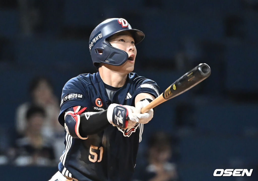 5일 창원NC파크에서 2025 신한 SOL 뱅크 KBO 리그 NC 다이노스와 두산 베어스의 경기가 열렸다. 홈팀 NC는 로건이, 방문팀 두산은 잭로그가 선발 출전했다. 두산 베어스 조수행이 연장 10회초 1사 만루 우익수 오른쪽 2타점 2루타를 치고 있다. 2025.09.05 / foto0307@osen.co.kr