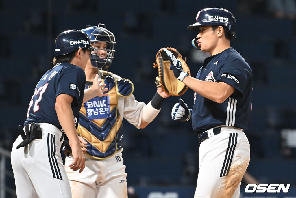 5일 창원NC파크에서 2025 신한 SOL 뱅크 KBO 리그 NC 다이노스와 두산 베어스의 경기가 열렸다. 홈팀 NC는 로건이, 방문팀 두산은 잭로그가 선발 출전했다. 두산 베어스 김재환이 연장 10회초 1사 3루 우월 2점 홈런을 치고 하이파이브를 하고 있다. 2025.09.05 / foto0307@osen.co.kr