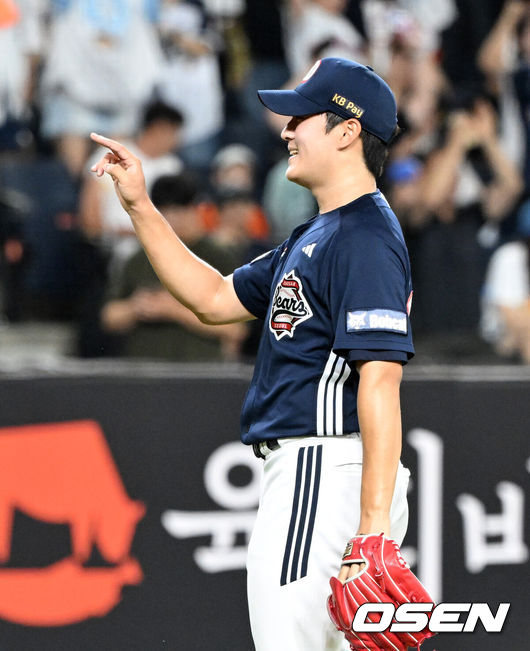 [OSEN=대전, 이대선 기자] 프로야구 두산 베어스가 파죽의 5연승을 질주했다. 한화 이글스는 3연패를 당하며 1위에서 멀어졌다. 두산은 19일 대전 한화생명볼파크에서 열린 2025 신한 SOL Bank KBO리그 한화와의 원정경기를 6-5로 재역전승했다.경기 종료 후 두산 김택연이 승리의 기쁨을 나누고 있다. 2025.08.19 /sunday@osen.co.kr