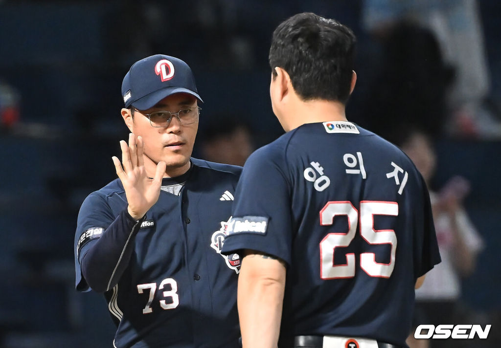 5일 창원NC파크에서 2025 신한 SOL 뱅크 KBO 리그 NC 다이노스와 두산 베어스의 경기가 열렸다. 홈팀 NC는 로건이, 방문팀 두산은 잭로그가 선발 출전했다. 두산 베어스 조성환 감독 대행이 연장 10회말 9-3으로 승리 후 양의지와 기쁨을 나누고 있다. 2025.09.05 / foto0307@osen.co.kr