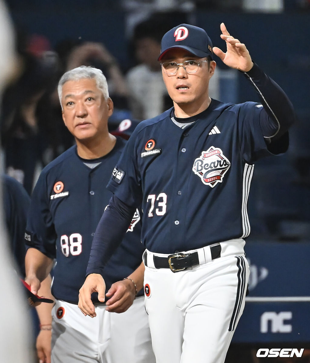 5일 창원NC파크에서 2025 신한 SOL 뱅크 KBO 리그 NC 다이노스와 두산 베어스의 경기가 열렸다. 홈팀 NC는 로건이, 방문팀 두산은 잭로그가 선발 출전했다. 두산 베어스 조성환 감독 대행이 연장 10회말 9-3으로 승리 후 NC 다이노스 더그아웃을 향해 천재환의 머리 맞춘 것에 대해 사과하고 있다. 2025.09.05 / foto0307@osen.co.kr