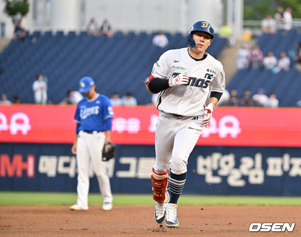 21일 창원NC파크에서 2025 신한 SOL 뱅크 KBO 리그 NC 다이노스와 삼성 라이온즈의 경기가 열렸다. 홈팀 NC는 로건이, 방문팀 삼성은 가라비토가 선발 출전했다. NC 다이노스 최원준이 1회말 1사 우월 솔로 홈런을 치고 그라운드를 돌고 있다. 2025.08.21 / foto0307@osen.co.kr