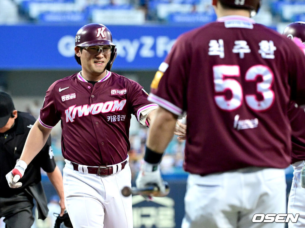 5일 대구삼성라이온즈파크에서 ‘2025 신한 SOL Bank KBO리그’ 삼성 라이온즈와 키움 히어로즈의 경기가 열렸다.홈팀 삼성은 최원태, 방문팀 키움은 정현우를 선발로 내세웠다.1회초 1사 주자없는 상황 키움 임지열이 선제 좌월 솔로포를 날리고 홈을 밟으며 기뻐하고 있다. 2025.09.05 / dreamer@osen.co.kr