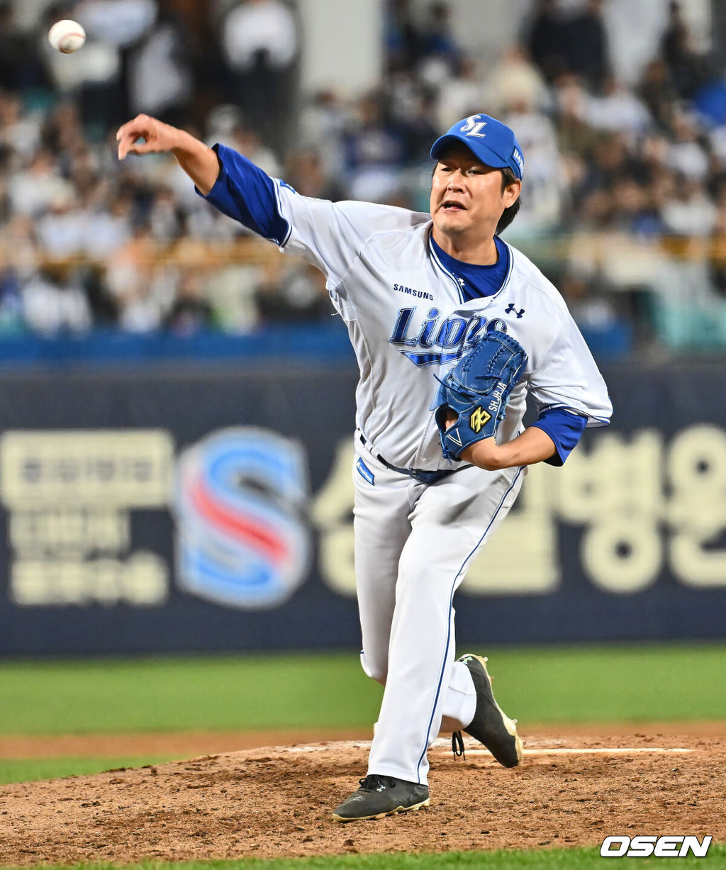 4일 대구삼성라이온즈파크에서 2025 신한 SOL 뱅크 KBO 리그 삼성 라이온즈와 한화 이글스의 경기가 열렸다. 홈팀 삼성은 원태인이, 방문팀 한화는 와이스가 선발 출전했다. 삼성 라이온즈 송은범이 역투하고 있다. 2025.04.04 / foto0307@osen.co.kr