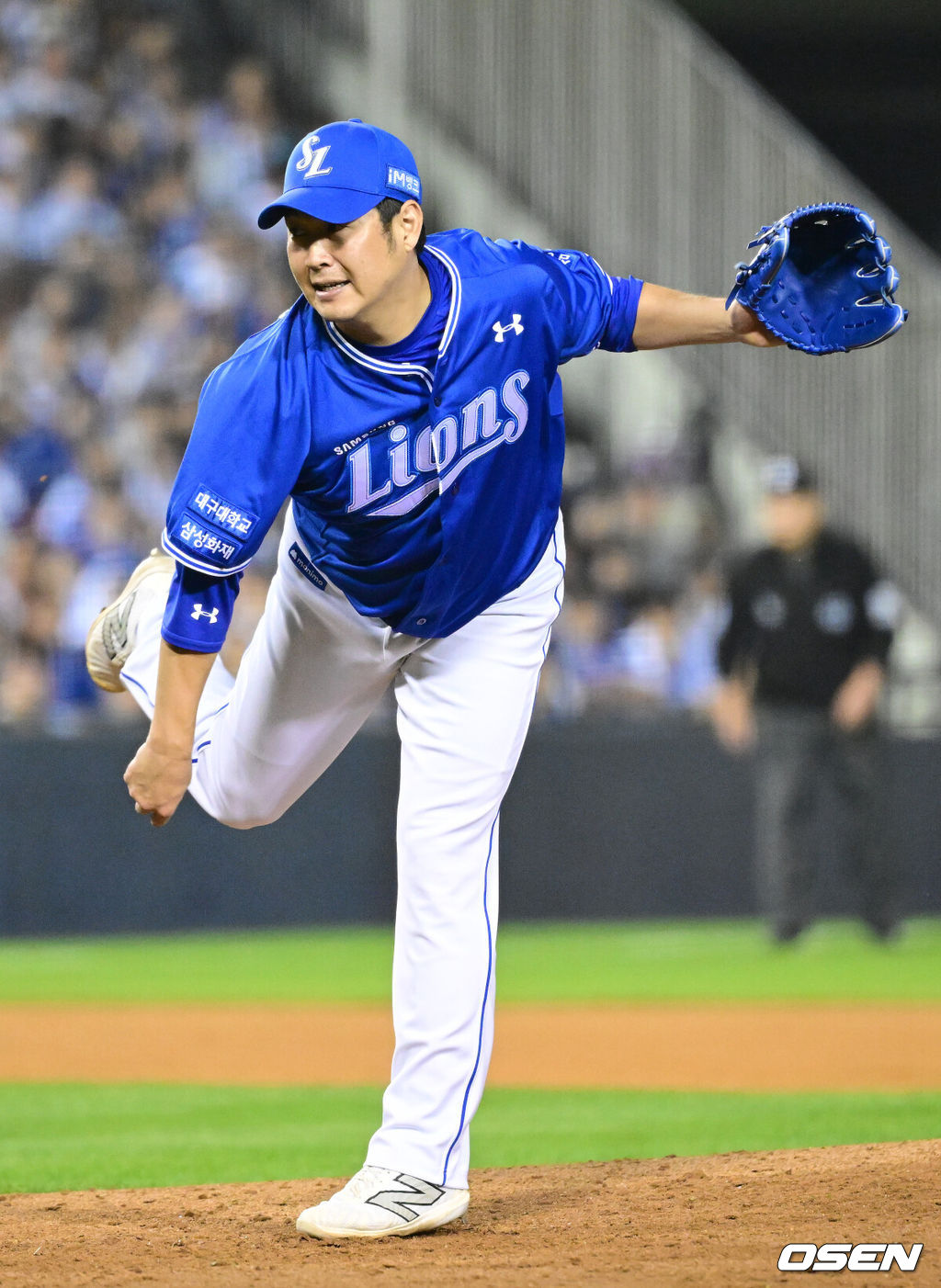 17일 서울 잠실야구장에서 ‘2024 신한 SOL뱅크 KBO 포스트시즌’ 플레이오프 3차전 LG 트윈스와 삼성 라이온즈의 경기가 열렸다.LG는 임찬규, 삼성은 황동재를 3차전 선발 투수로 내세웠다.5회말 2사 1루 상황 마운드에 오른 삼성 송은범이 힘차게 공을 뿌리고 있다. 2024.10.17 / dreamer@osen.co.kr