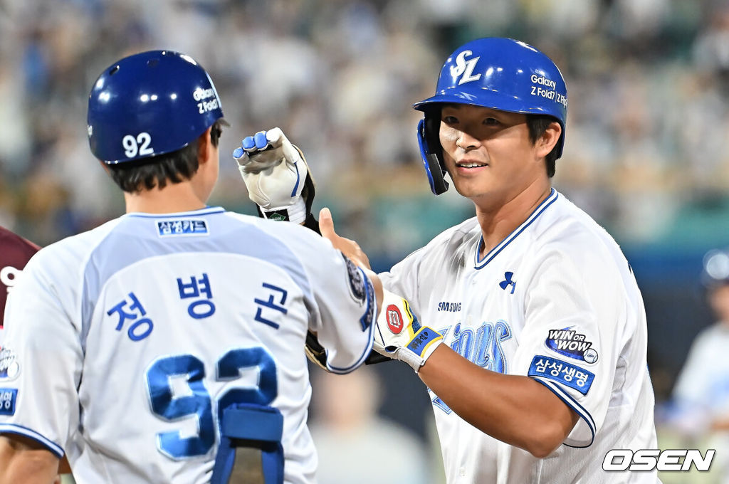 3일 대구삼성라이온즈파크에서 2025 신한 SOL 뱅크 KBO 리그 삼성 라이온즈와 키움 히어로즈의 경기가 열렸다. 홈팀 삼성은 가라비토가, 방문팀 키움은 하영민이 선발 출전했다. 삼성 라이온즈 김태훈이 8회말 무사 1루 중견수 오른쪽 안타를 치고 하이파이브를 하고 있다. 2025.09.03 / foto0307@osen.co.kr