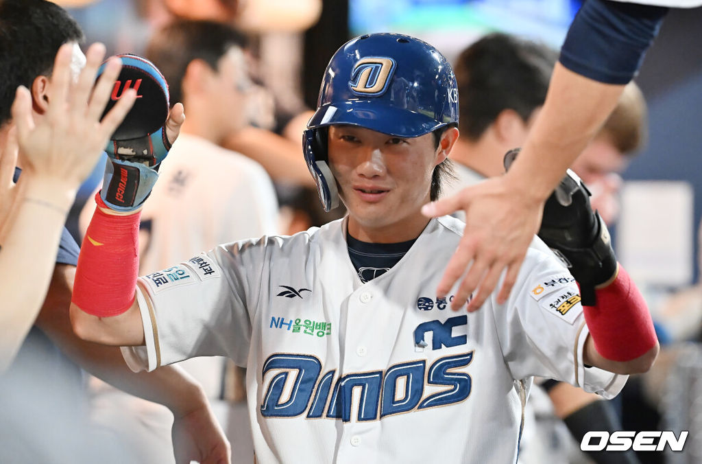 5일 창원NC파크에서 2025 신한 SOL 뱅크 KBO 리그 NC 다이노스와 두산 베어스의 경기가 열렸다. 홈팀 NC는 로건이, 방문팀 두산은 잭로그가 선발 출전했다. NC 다이노스 최정원이 8회말 1사 2루 오영수의 우익수 왼쪽 동점 1타점 안타때 득점을 올리고 하이파이브를 하고 있다. 2025.09.05 / foto0307@osen.co.kr