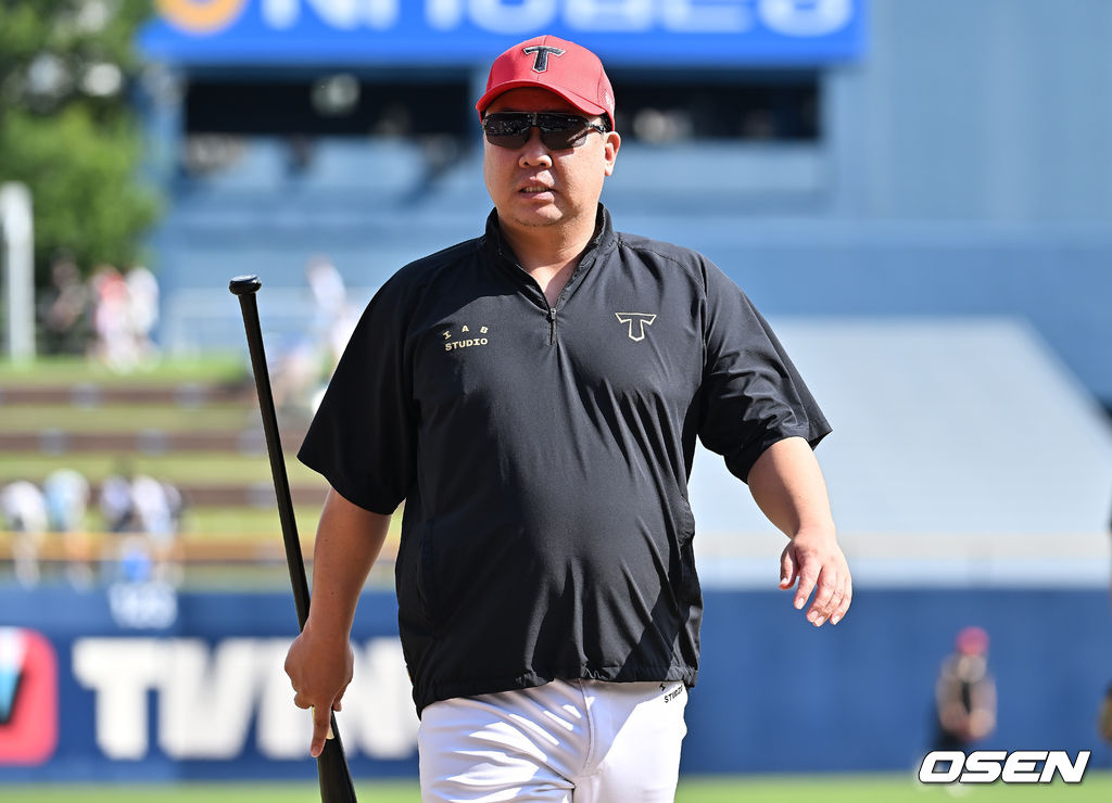 6일 창원NC파크에서 2025 신한 SOL 뱅크 KBO 리그 NC 다이노스와 KIA 타이거즈의 경기가 열린다. 홈팀 NC는 라일리가, 방문팀 KIA는 올러가 선발 출전한다. KIA 타이거즈 이범호 감독이 선수들의 훈련을 지켜보고 있다. 2025.09.06 / foto0307@osen.co.kr