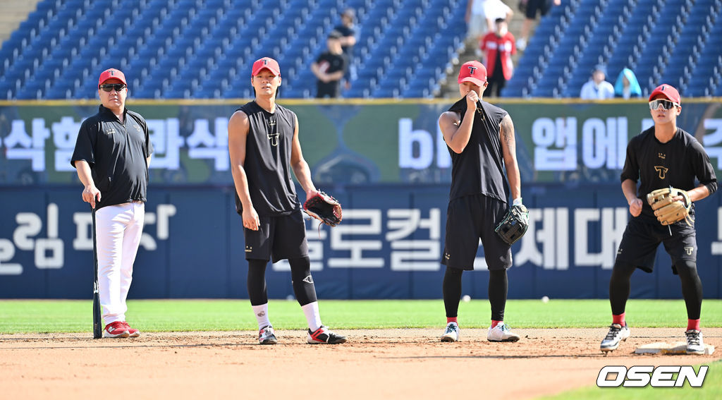 6일 창원NC파크에서 2025 신한 SOL 뱅크 KBO 리그 NC 다이노스와 KIA 타이거즈의 경기가 열린다. 홈팀 NC는 라일리가, 방문팀 KIA는 올러가 선발 출전한다. KIA 타이거즈 이범호 감독이 선수들의 훈련을 지켜보고 있다. 2025.09.06 / foto0307@osen.co.kr