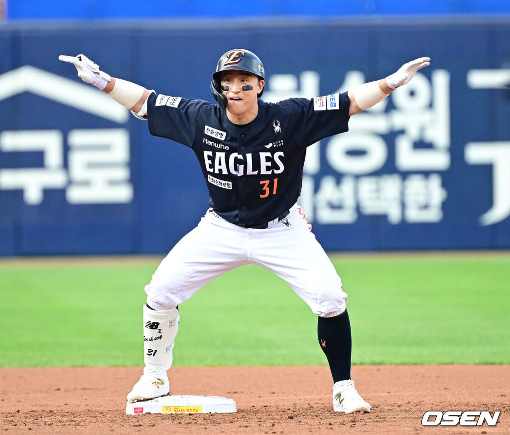 6일 대구삼성라이온즈파크에서 ‘2025 신한 SOL Bank KBO리그’ 삼성 라이온즈와 한화 이글스의 경기가 열렸다.홈팀 삼성은 이승현, 방문팀 한화는 문동주를 선발로 내세웠다.2회초 무사 만루 상황 한화 손아섭이 달아나는 2타점 2루타를 날리고 2루에 안착해 기뻐하고 있다. 2025.09.06 / dreamer@osen.co.kr