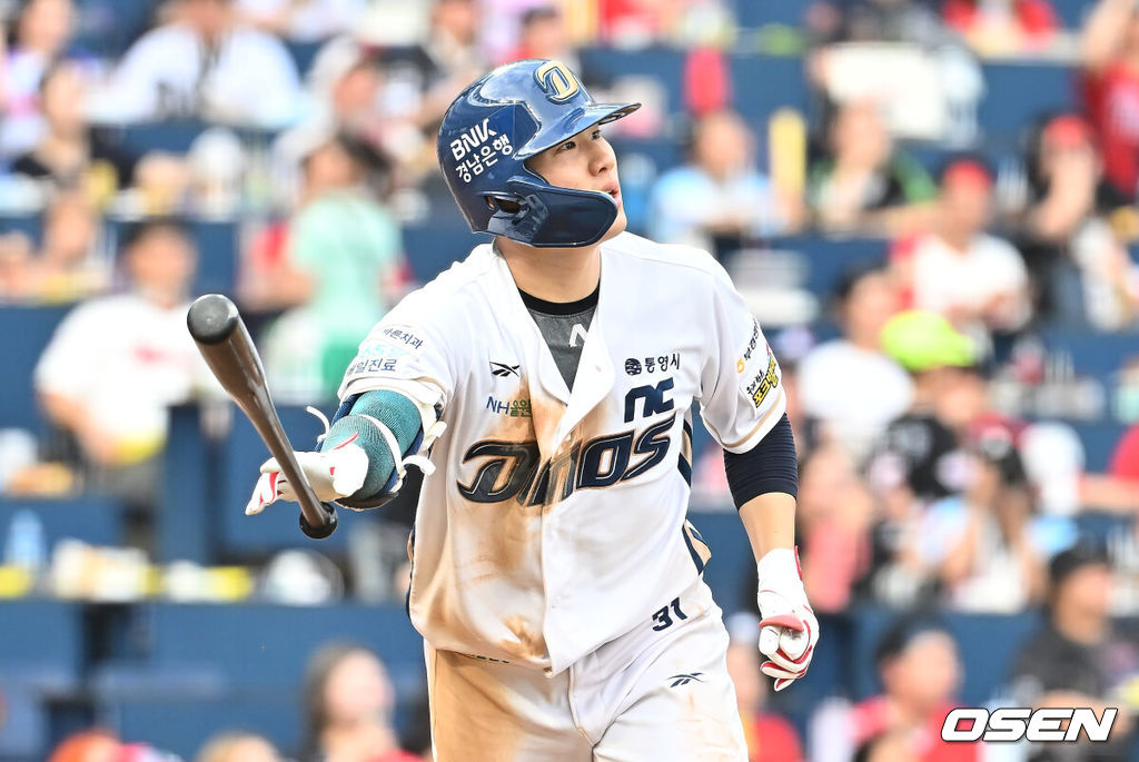 6일 창원NC파크에서 2025 신한 SOL 뱅크 KBO 리그 NC 다이노스와 KIA 타이거즈의 경기가 열렸다. 홈팀 NC는 라일리가, 방문팀 KIA는 올러가 선발 출전했다. NC 다이노스 최원준이 2회말 1사 1,3루 우익수 희생 플라이를 치고 있다. 2025.09.06 / foto0307@osen.co.kr