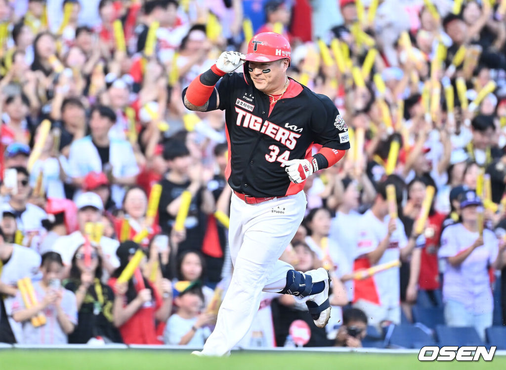 6일 창원NC파크에서 2025 신한 SOL 뱅크 KBO 리그 NC 다이노스와 KIA 타이거즈의 경기가 열렸다. 홈팀 NC는 라일리가, 방문팀 KIA는 올러가 선발 출전했다. KIA 타이거즈 최형우가 2회초 우월 솔로 홈런을 치고 세리머니를 하고 있다. 2025.09.06 / foto0307@osen.co.kr