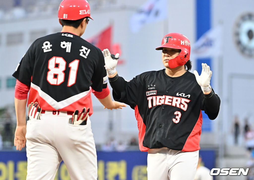 6일 창원NC파크에서 2025 신한 SOL 뱅크 KBO 리그 NC 다이노스와 KIA 타이거즈의 경기가 열렸다. 홈팀 NC는 라일리가, 방문팀 KIA는 올러가 선발 출전했다. KIA 타이거즈 김선빈이 5회초 무사 1,2루 우중간 1타점 안타를 치고 세리머니를 하고 있다. 2025.09.06 / foto0307@osen.co.kr