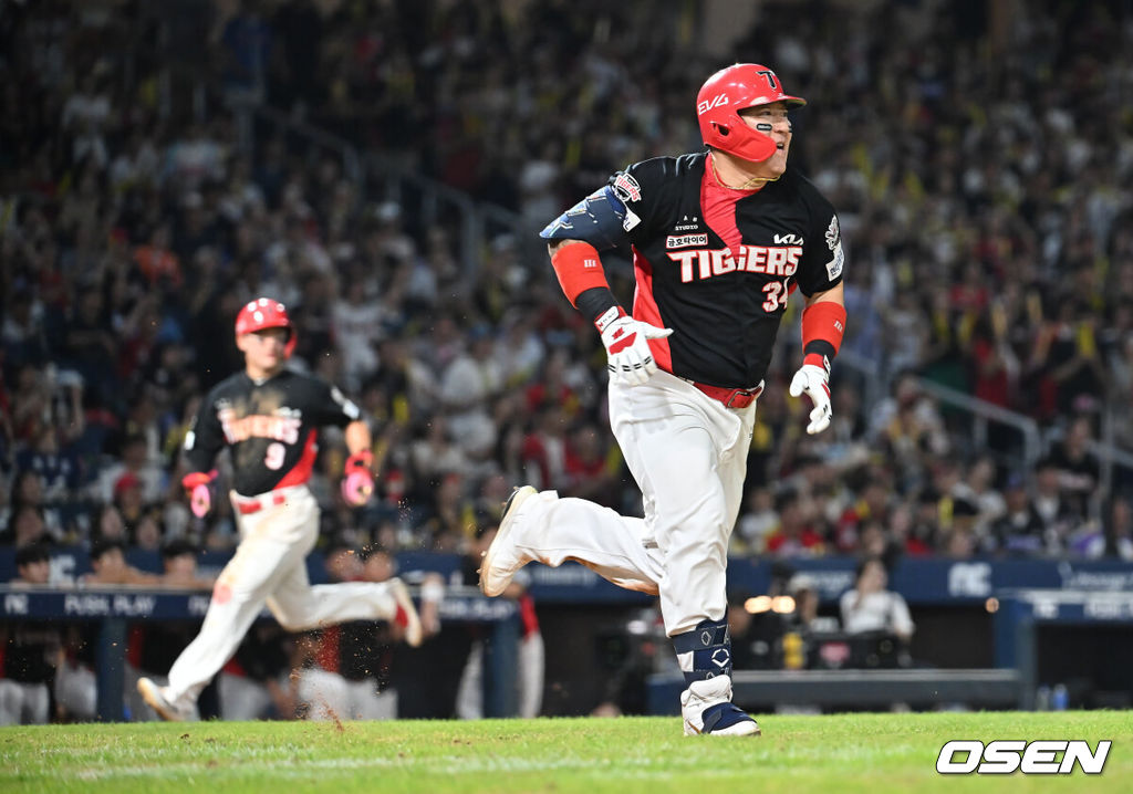 6일 창원NC파크에서 2025 신한 SOL 뱅크 KBO 리그 NC 다이노스와 KIA 타이거즈의 경기가 열렸다. 홈팀 NC는 라일리가, 방문팀 KIA는 올러가 선발 출전했다. KIA 타이거즈 최형우가 6회초 1사 만루 2루수 앞 땅볼을 치고 진루하고 있다. 2025.09.06 / foto0307@osen.co.kr