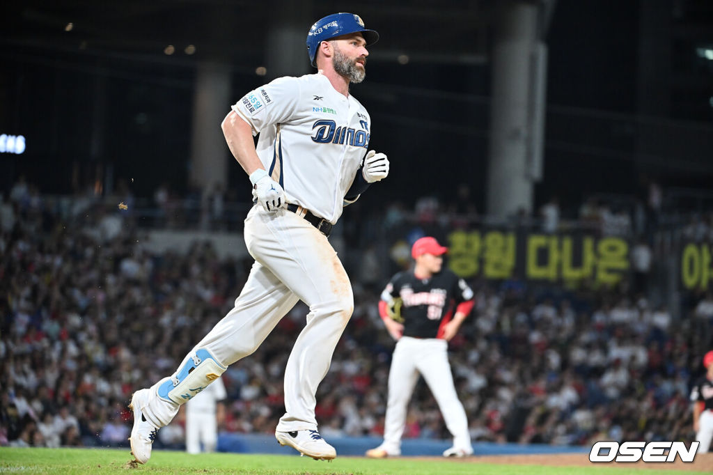 6일 창원NC파크에서 2025 신한 SOL 뱅크 KBO 리그 NC 다이노스와 KIA 타이거즈의 경기가 열렸다. 홈팀 NC는 라일리가, 방문팀 KIA는 올러가 선발 출전했다. NC 다이노스 데이비슨이 8회말 2사 우월 솔로 홈런을 치고 그라운드를 돌고 있다. 2025.09.06 / foto0307@osen.co.kr