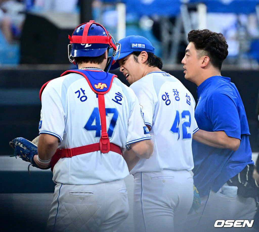 6일 대구삼성라이온즈파크에서 ‘2025 신한 SOL Bank KBO리그’ 삼성 라이온즈와 한화 이글스의 경기가 열렸다.홈팀 삼성은 이승현, 방문팀 한화는 문동주를 선발로 내세웠다.5회초 2사 주자없는 상황 한화 하주석의 타구에 맞은 삼성 투수 양창섭이 이닝을 마치고 더그아웃으로 향하며 고통에 얼굴을 찡그리고 있다. 2025.09.06 / dreamer@osen.co.kr