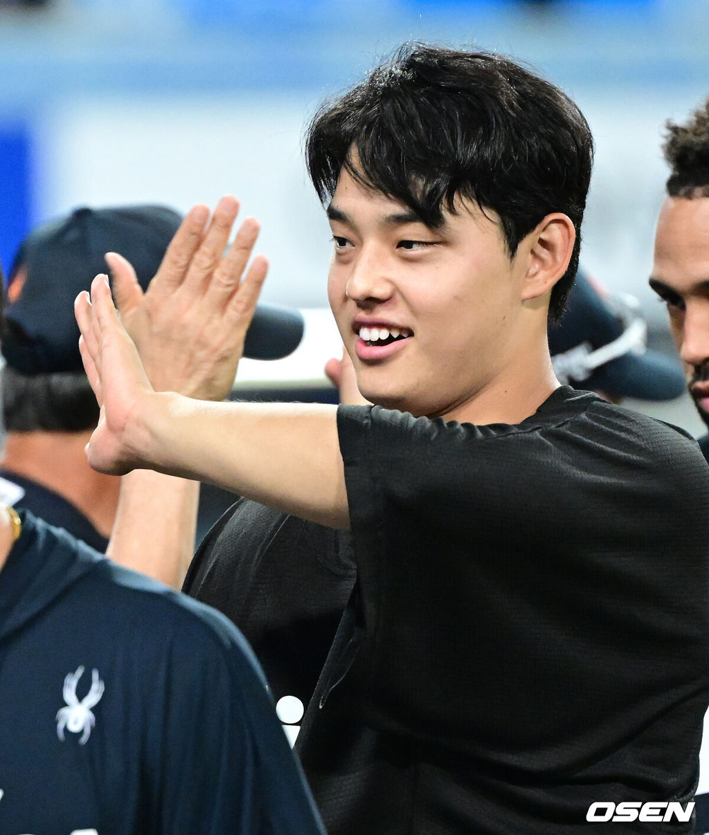 프로야구 한화 이글스가 선발 문동주의 호투와 타선의 응집력이 빛나며 삼성을 잡아냈다.한화는 6일 대구삼성라이온즈파크에서 열린 삼성 라이온즈와의 방문 경기에서 7-4로 승리했다. 이날 승리로 한화는 지난달 대전 홈 3연전 싹쓸이 패배의 악몽을 씻어내며 분위기 반전에 성공했다. 경기를 마치고 한화 승리투수 문동주가 코칭스태프 및 동료들과 인사를 나누고 있다. 2025.09.06 / dreamer@osen.co.kr