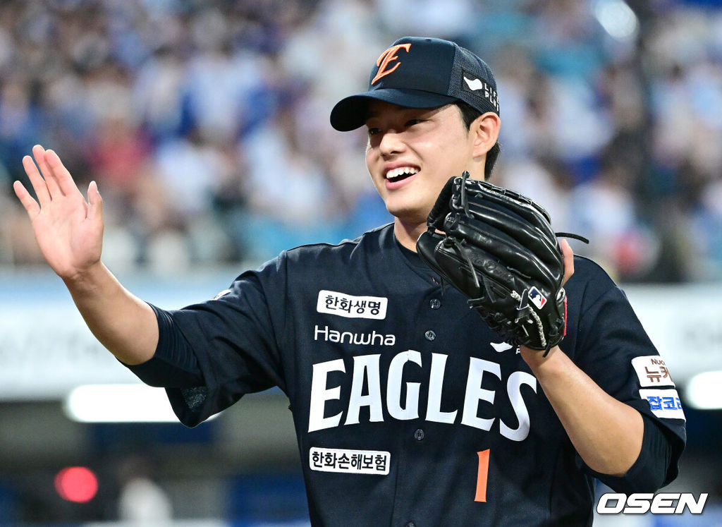 6일 대구삼성라이온즈파크에서 ‘2025 신한 SOL Bank KBO리그’ 삼성 라이온즈와 한화 이글스의 경기가 열렸다.홈팀 삼성은 이승현, 방문팀 한화는 문동주를 선발로 내세웠다.6회말 삼성 공격을 무실점으로 막아낸 한화 선발 문동주가 더그아웃로 향하며 미소짓고 있다. 2025.09.06 / dreamer@osen.co.kr