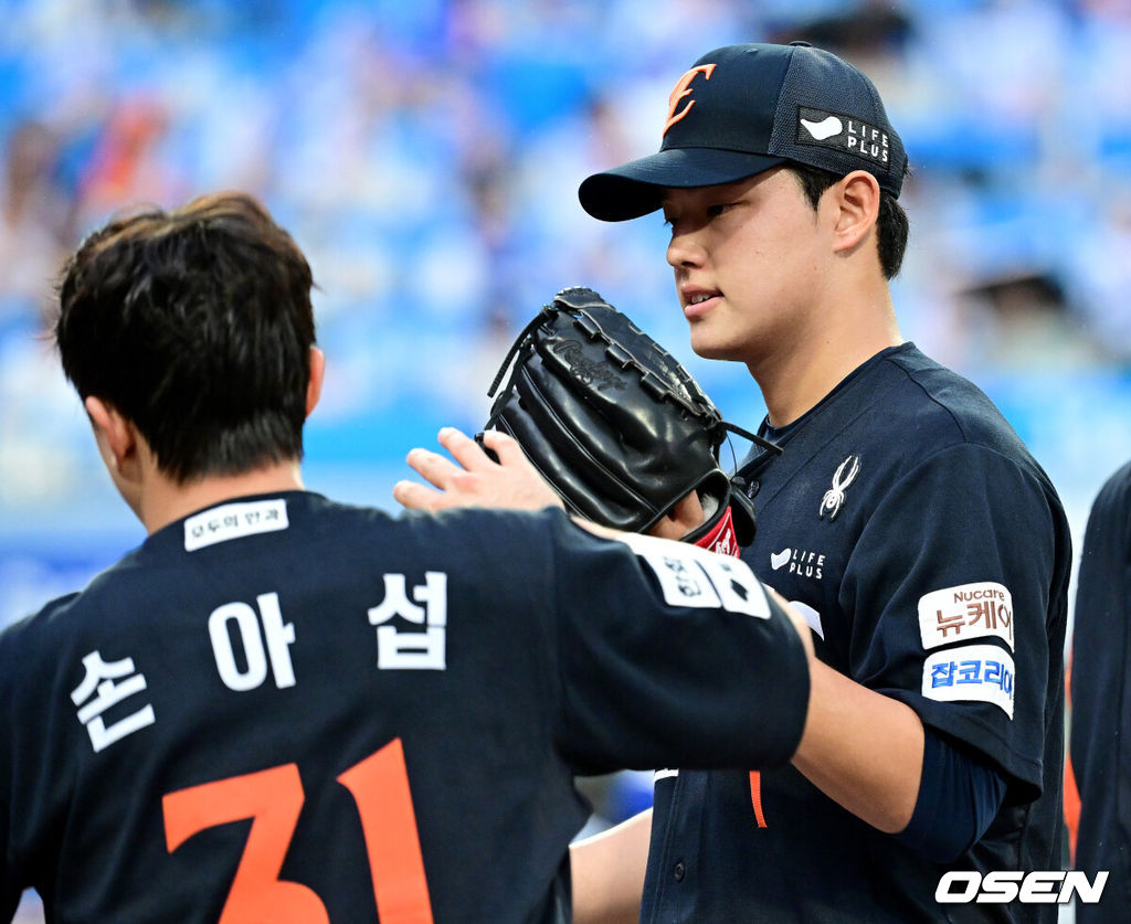 6일 대구삼성라이온즈파크에서 ‘2025 신한 SOL Bank KBO리그’ 삼성 라이온즈와 한화 이글스의 경기가 열렸다.홈팀 삼성은 이승현, 방문팀 한화는 문동주를 선발로 내세웠다.4회말 삼성 공격을 무실점으로 막아낸 한화 선발 문동주가 더그아웃으로 향하며 동료들과 인사를 나누고 있다. 2025.09.06 / dreamer@osen.co.kr
